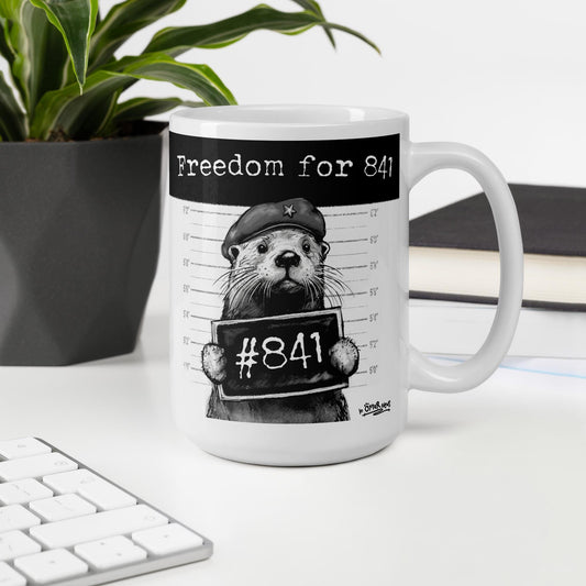 Otter 841 mug, 15 oz, on a desk with a plant and books